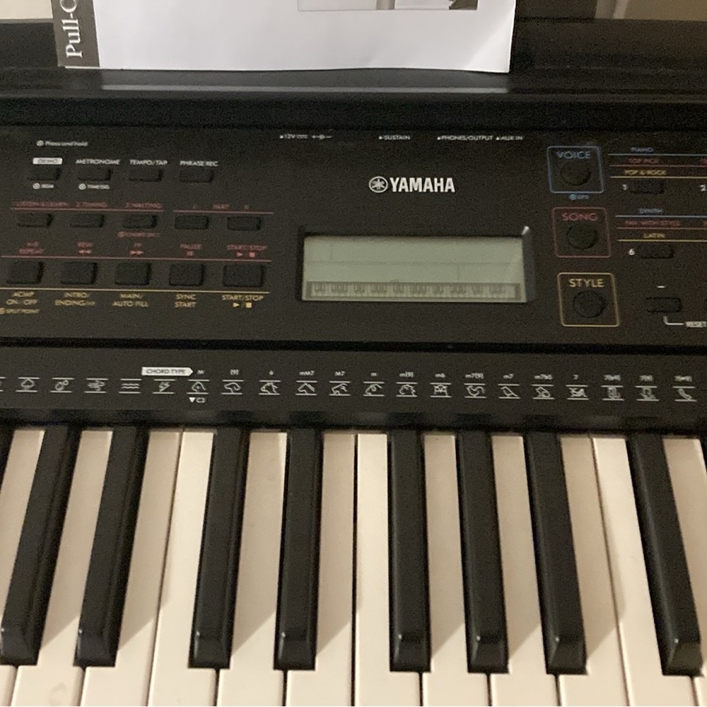 Yamaha Black Electronic Keyboard with White Keys